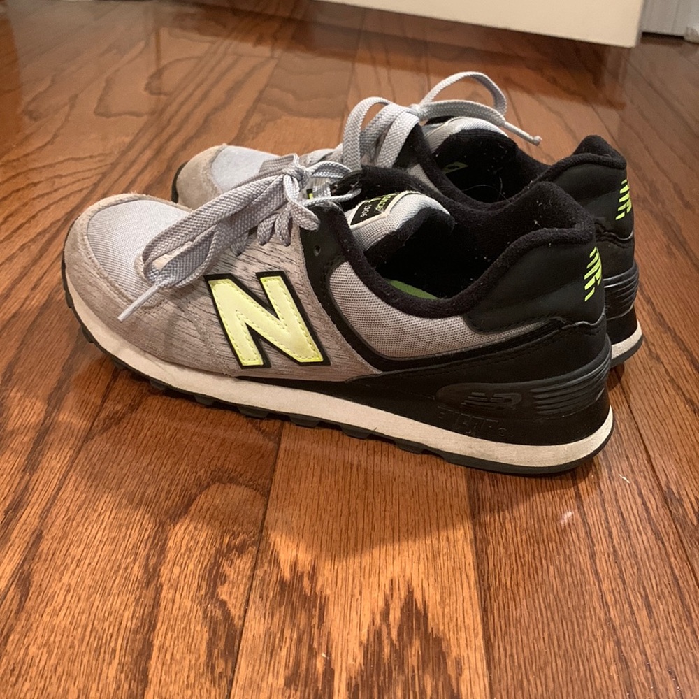 Womens new balance shows 574 black grey and neon yellow/green see picture size 7